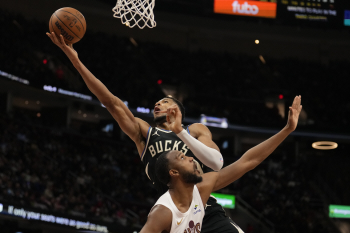 Antetokounmpo, an unusual Greek monster, Houston with a triple trade.  If ESPN Houston decides, the championship will be completely changed