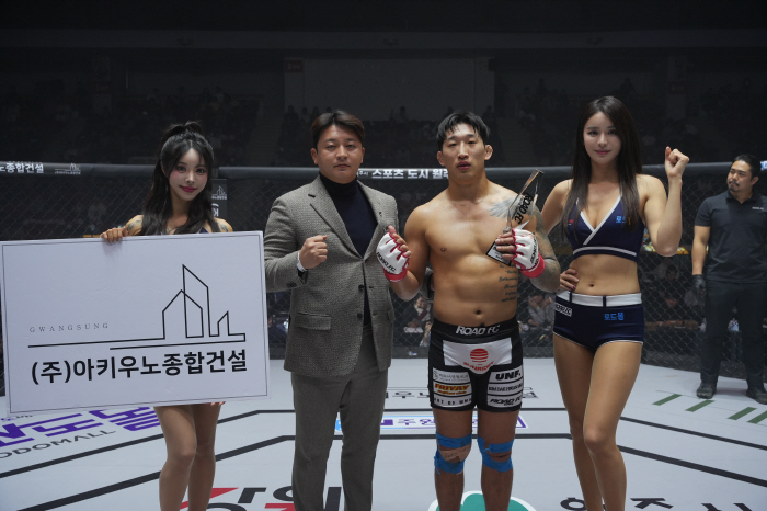 Chairman of Akiuno General Construction Park Joon-hyuk awards a trophy to Han Sang-won (Road FC)