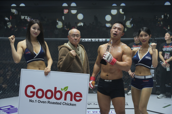 China Governor Kim Young-chul of Goobne Chicken Awards Trophy to Win Kim Young-hoon 