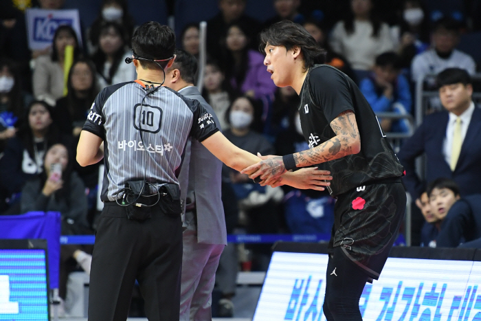 Choi Jun-yong's consecutive exit issues and KCC's losing streak...You have a good personality, but you're complaining about excessive judgment? It's not until the game is ruined...