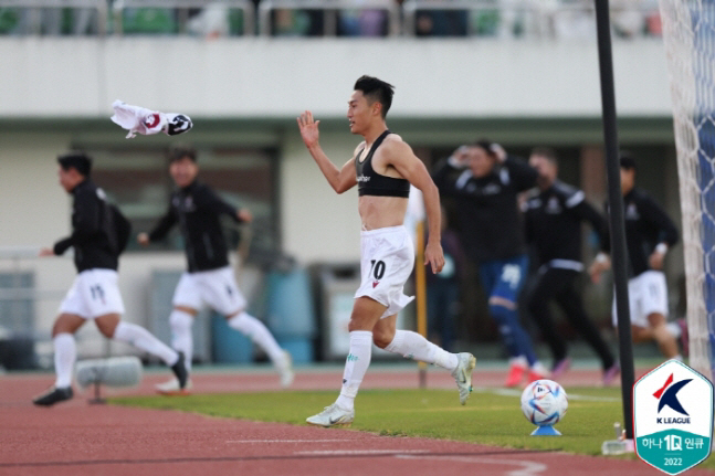  Lee Jin-hyun, an all-weather MF who refused a European love call, is about to return to the K-League wearing Ulsan HD uniforms