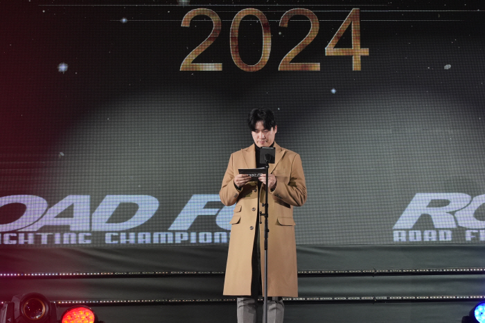 Kang Tae-gu, director of Sodomol, announces the winners 