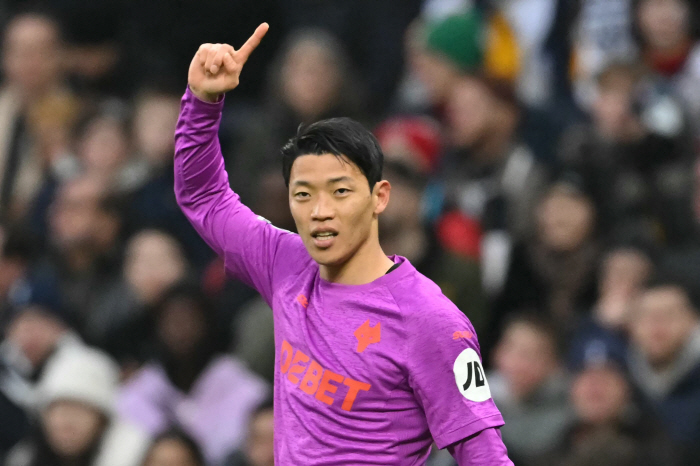  Hwang Hee-chan pays silent tribute after his 2nd goal, Son Heung-min missed PK Tottenham 21 Wolverhampton ends in the first half