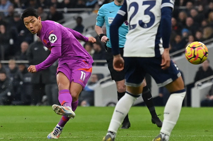  Hwang Hee-chan scored his second goal of the season and mourned the Muan aircraft disaster with silence