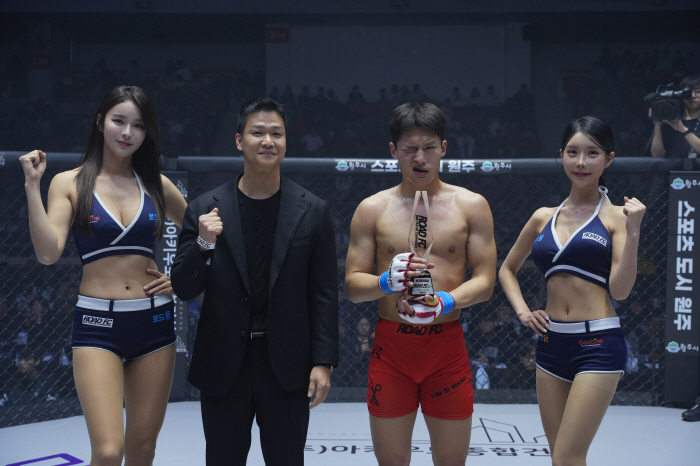 Lee Ho-yeon, CEO of Tommert Industries, awards trophy to victorious King Kim Si-Wang 