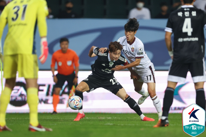  I'm going to get back to the beginning Fullback Kim Jin-soo and Kim Ki-dong at Korea University...Jeonbuk → Seoul transfer successful