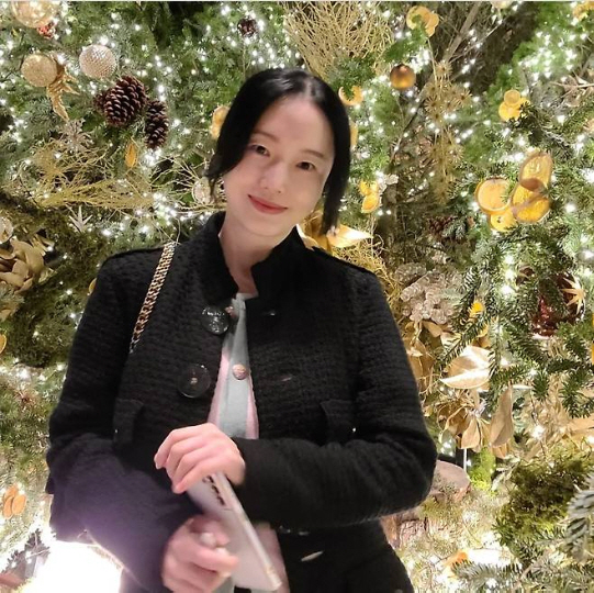  Elegant Holiday Look Complete with 19.4 Billion Building Owners Lee Jung-hyun Black Tweed Jacket