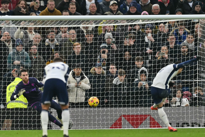 Heung-min will kick to the left. Hwang Hee-chan shows his colleague GK the direction of PK...SON humiliated by missing out for the first time in four years