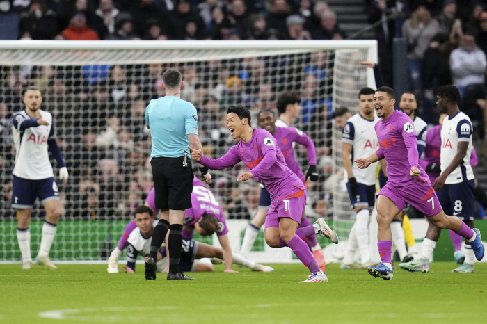 Heung-min will kick to the left. Hwang Hee-chan shows his colleague GK the direction of PK...SON humiliated by missing out for the first time in four years