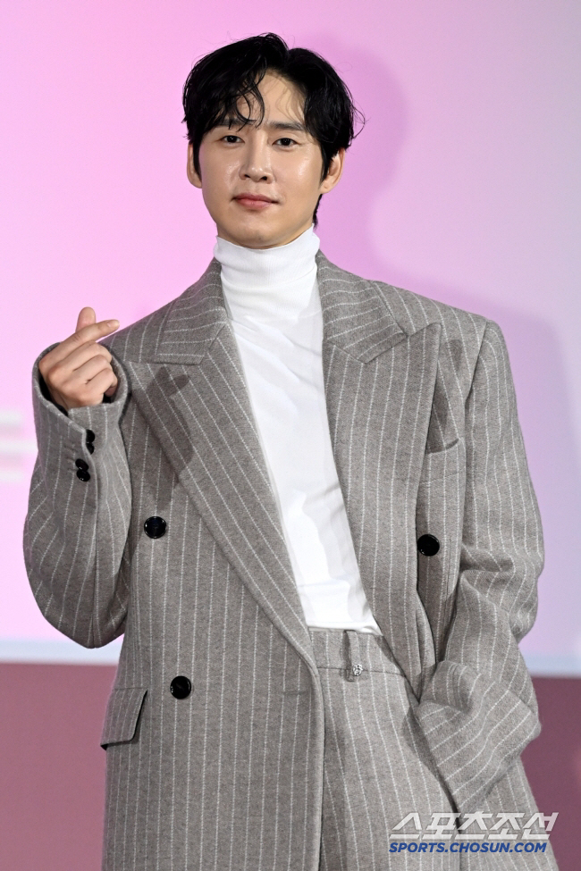 Park Sung-hoon, who changed his words, will he break it down with the consecutive hits of The Glory, Nunyeo, and OGM2 with AV pornography 