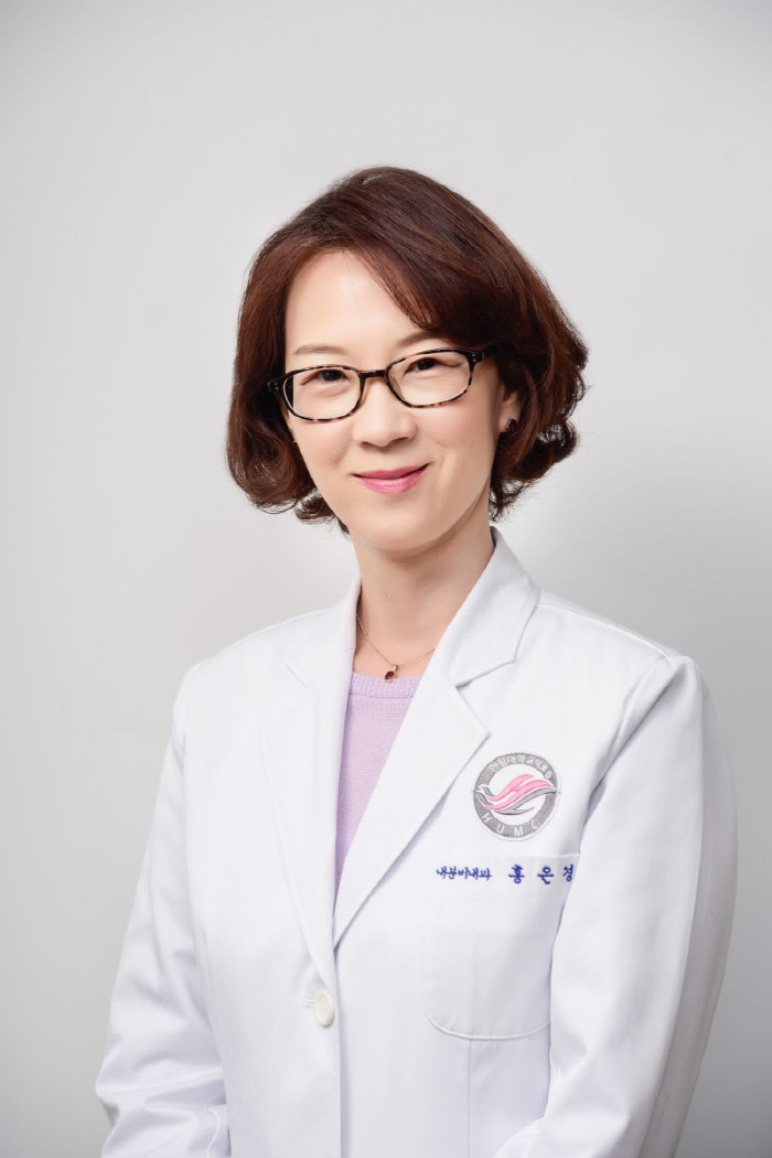 Professor Hong Eun-kyung of Hallym University's Dongtan Sacred Heart Hospital was inaugurated as chairman of the Korean Endocrine Society