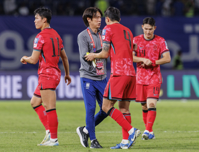 11th consecutive World Cup finals → Ends in March The 2026 North and Central America's Jung Jo-joon and Hong Myung-bo's watch has no commas