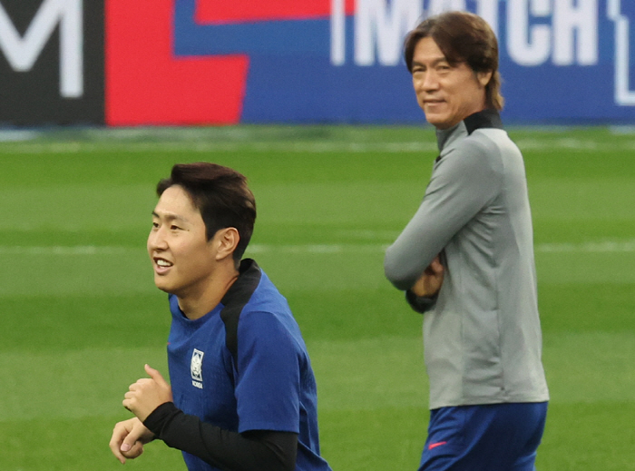 11th consecutive World Cup finals → Ends in March The 2026 North and Central America's Jung Jo-joon and Hong Myung-bo's watch has no commas