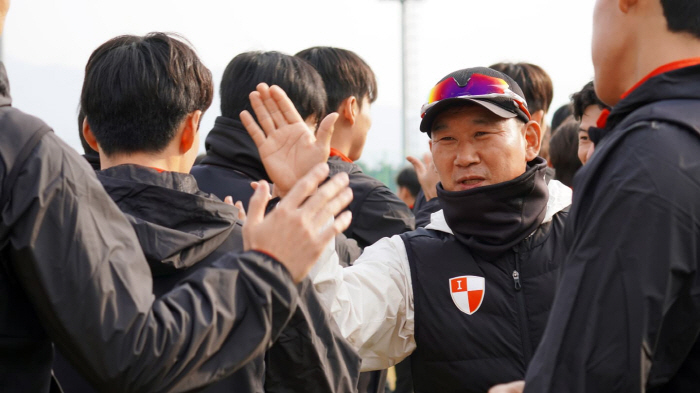 Busan's aggressive team's coaching staff reorganization is noticeable. Reinforcing a large number of new forces  completing Cho Seong-hwan's division