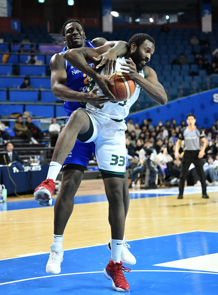  Double-edged sword Onuaku. A series of defensive loopholes → 6,5 seconds final dunk. DB's 8079 thrilling reversal against Samsung. I cried and laughed at Onuaku