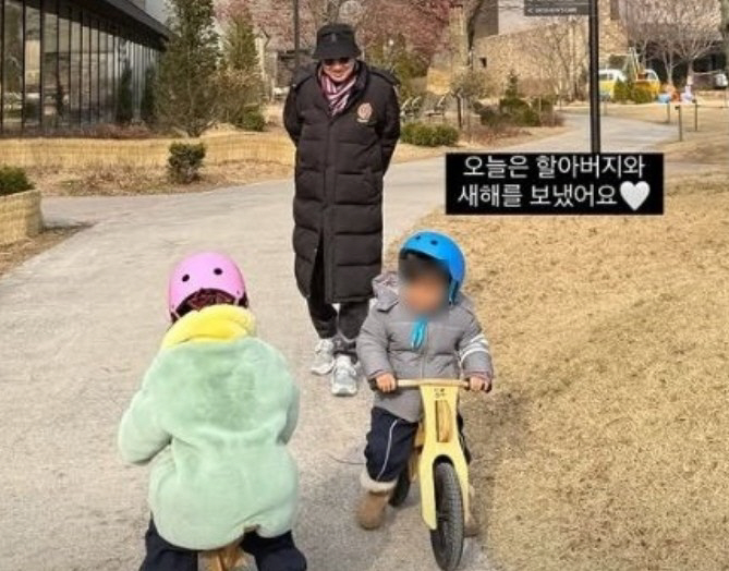  Lee Young-ha, New Year spent with her grandchildren...A handsome grandfather with a warm smile