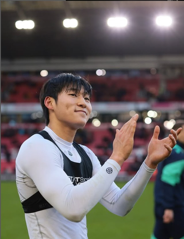 Severe fouls ban him from playing the rest of the game, leaving Manchester United's Shin Sung-direct exit with his teammate Bae Jun-ho's abdominal foot → Extreme anger aftermath