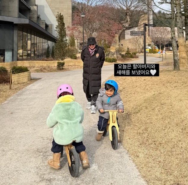 Sunwoo Eun-sook's daughter-in-law Choi Sun-jung and Si Young-ha celebrated the new year..I'm happy to go on a trip