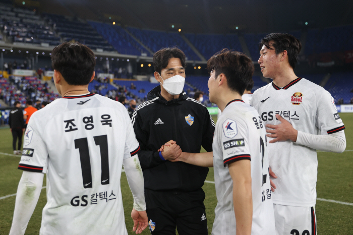  Complete retirement miracle ending Park Joo-young signed an official coach contract for Ulsan for three consecutive losses...First shot at Dubai camp