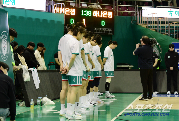 Tributes to plane victims Basketball players wearing black ribbons commemorate victims of Muan Airport disaster 