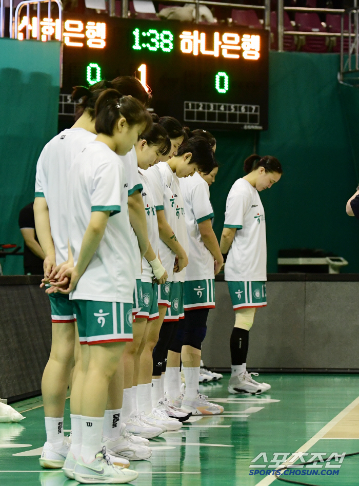 Tributes to plane victims Basketball players wearing black ribbons commemorate victims of Muan Airport disaster 