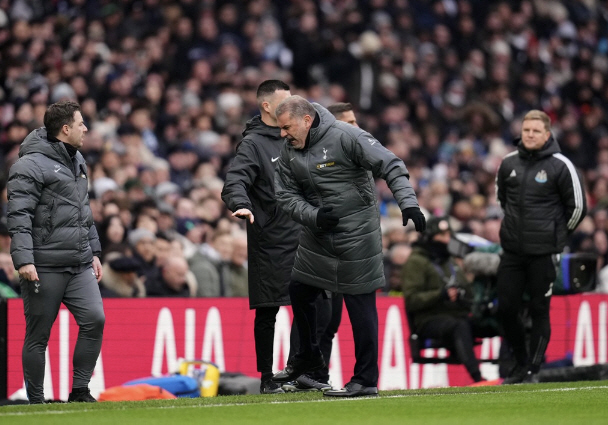 Why isn't handball cheating!→Cancel the score! Postecoglou's anger explodes, and after Solanke's first goal, he loses consecutive points and is on the verge of winless again