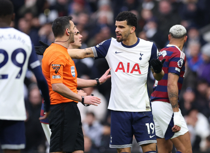 Why isn't handball cheating!→Cancel the score! Postecoglou's anger explodes, and after Solanke's first goal, he loses consecutive points and is on the verge of winless again