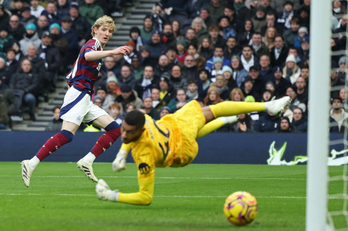 Why isn't handball cheating!→Cancel the score! Postecoglou's anger explodes, and after Solanke's first goal, he loses consecutive points and is on the verge of winless again