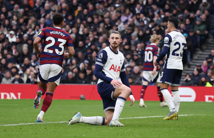 Why isn't handball cheating!→Cancel the score! Postecoglou's anger explodes, and after Solanke's first goal, he loses consecutive points and is on the verge of winless again