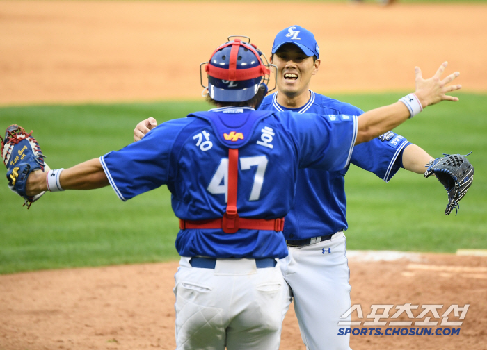 500 home runs, 2500 first-time record countdown starts. The big pitcher's 200 wins are also slightly visible. 