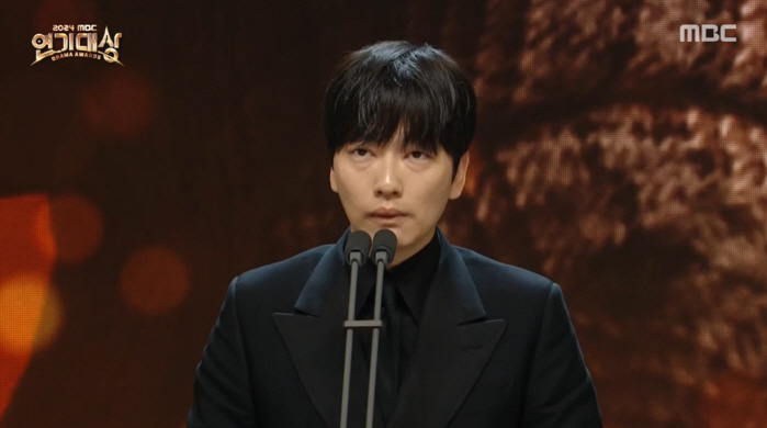 Best acting award Lee Dong-hwi, it is hard to enjoy joy in sadness..You'll learn to console me