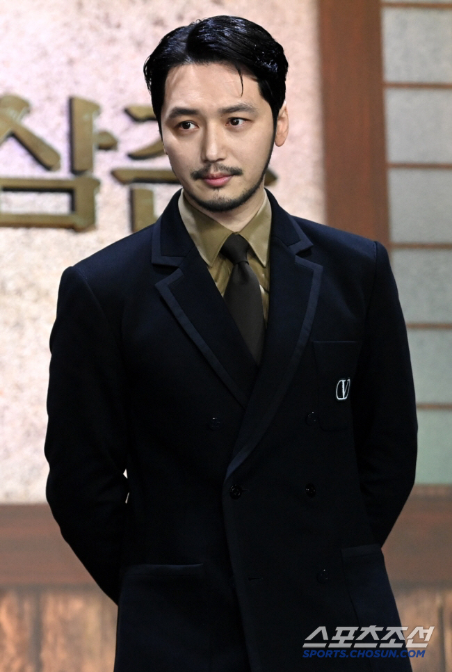 Don't even think about it for a while...Byun Yo Han's romantic partner, his ideal type, is a person who is well-informed and understands actors (Yongtaro)