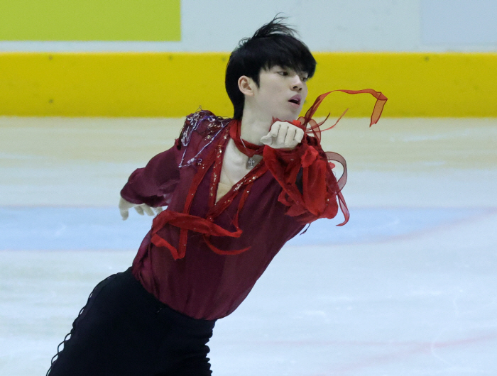 Figure skating men's and women's singles star Cha Jun-hwan and Kim Chae-yeon won the national competition to compete in the world championship in March (all-around)