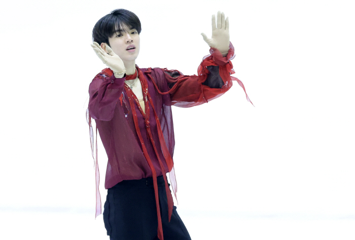 Figure skating men's and women's singles star Cha Jun-hwan and Kim Chae-yeon won the national competition to compete in the world championship in March (all-around)