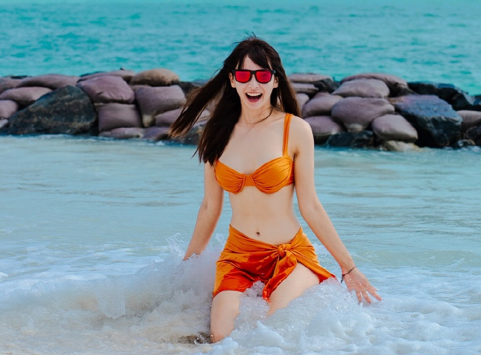 Goodall, showing off her slim figure with an orange bikini...Hiding S-line eyes