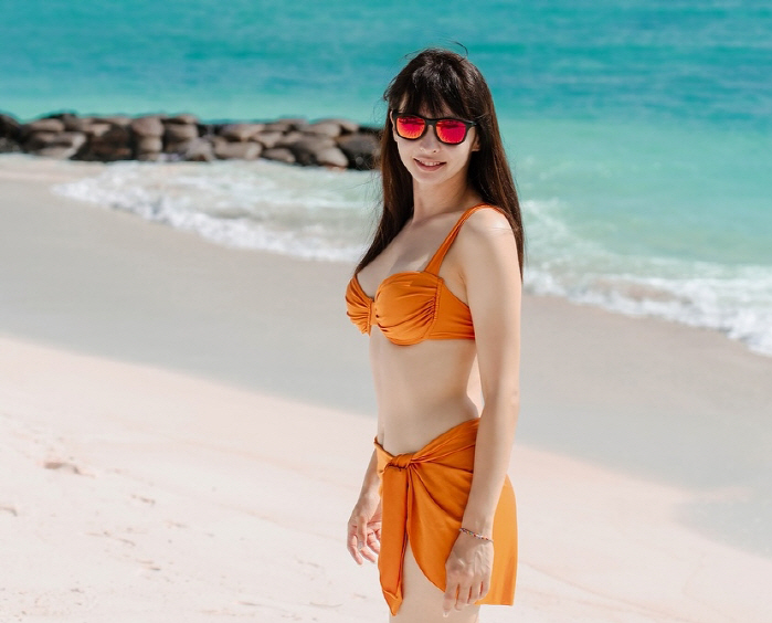 Goodall, showing off her slim figure with an orange bikini...Hiding S-line eyes