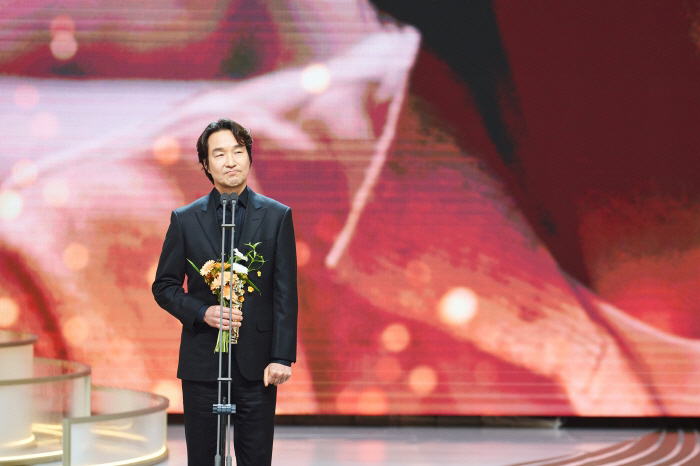 Han Suk-kyu Takes Home Grand Prize at 2024 MBC Drama Awards