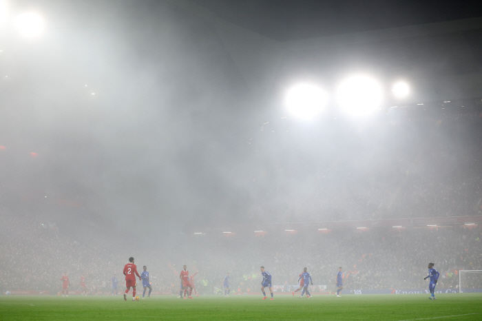 Heavy snow in England, too! Possible cancellation of Liverpool Manchester United, Anfield's emergency inspection...Manchester United fans, please cancel it