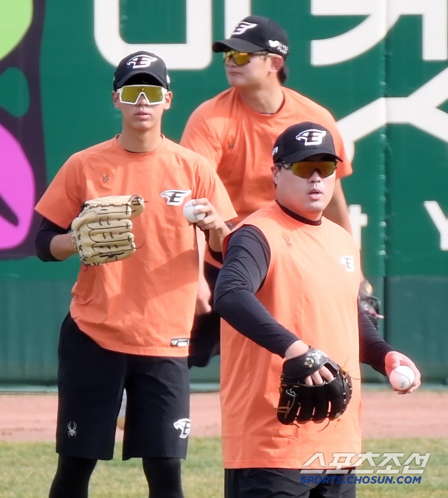 How long do I have to eat until…The youngest, Monster, who is worried about gaining weight, rolled up his sleeves