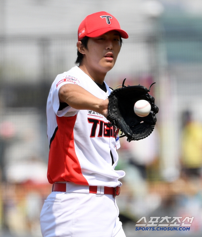 I don't get a brake. Tommy John surgery. → Camp…Monster Resilience Lee Eui-ri Laughs at KIA