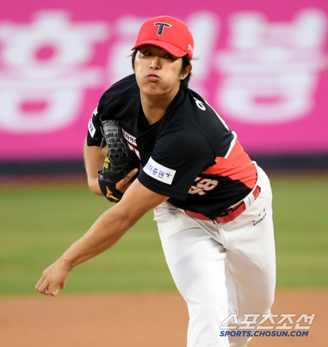 I don't get a brake. Tommy John surgery. → Camp…Monster Resilience Lee Eui-ri Laughs at KIA