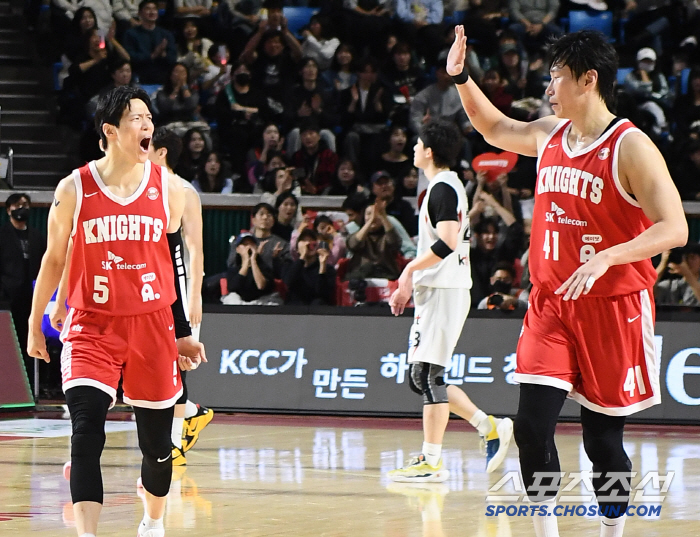 Like you want to see Heo Hoon? The roaring Kim Sun-hyung's three-point shot that didn't go in to die broke out at a critical moment. 