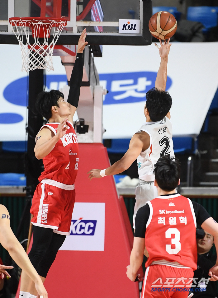 Like you want to see Heo Hoon? The roaring Kim Sun-hyung's three-point shot that didn't go in to die broke out at a critical moment. 