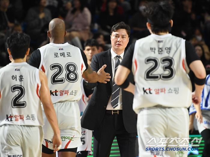 Like you want to see Heo Hoon? The roaring Kim Sun-hyung's three-point shot that didn't go in to die broke out at a critical moment. 