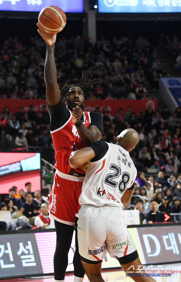 Like you want to see Heo Hoon? The roaring Kim Sun-hyung's three-point shot that didn't go in to die broke out at a critical moment. 