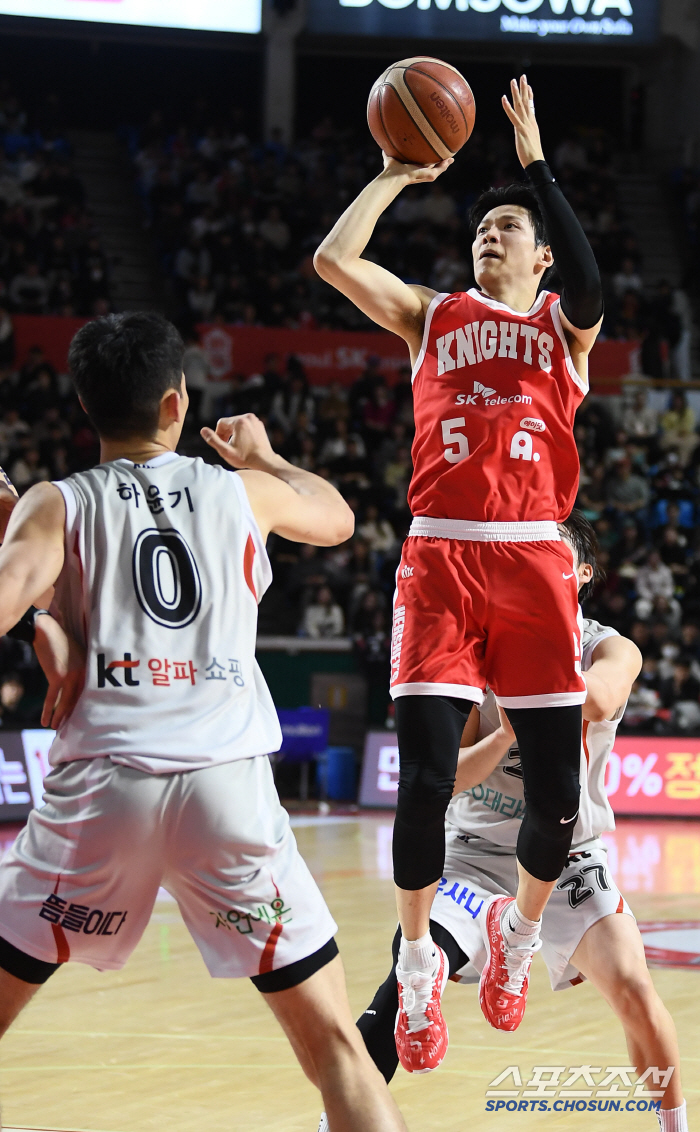 Like you want to see Heo Hoon? The roaring Kim Sun-hyung's three-point shot that didn't go in to die broke out at a critical moment. 