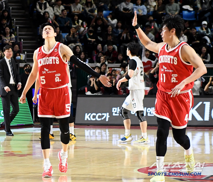 Like you want to see Heo Hoon? The roaring Kim Sun-hyung's three-point shot that didn't go in to die broke out at a critical moment. 