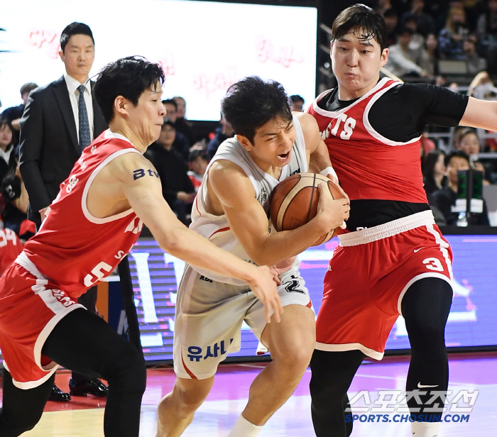 Like you want to see Heo Hoon? The roaring Kim Sun-hyung's three-point shot that didn't go in to die broke out at a critical moment. 