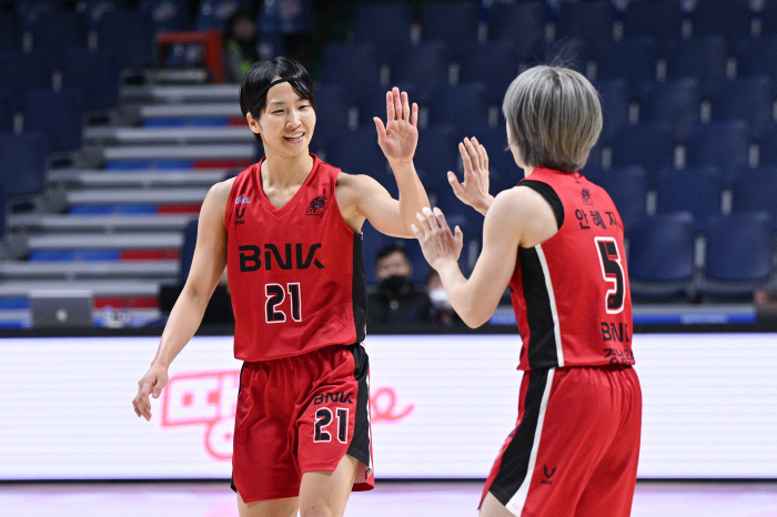  Small and Big, Free BNK. Hana Bank's Double Post Destruction. 67-41, effectively the first half of the game is over