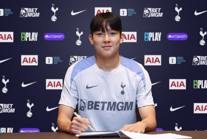 Postecoglou's rude talk Yang Min-hyuk comes from a different league→Tottenham's absurd work process, no registration on its website yet